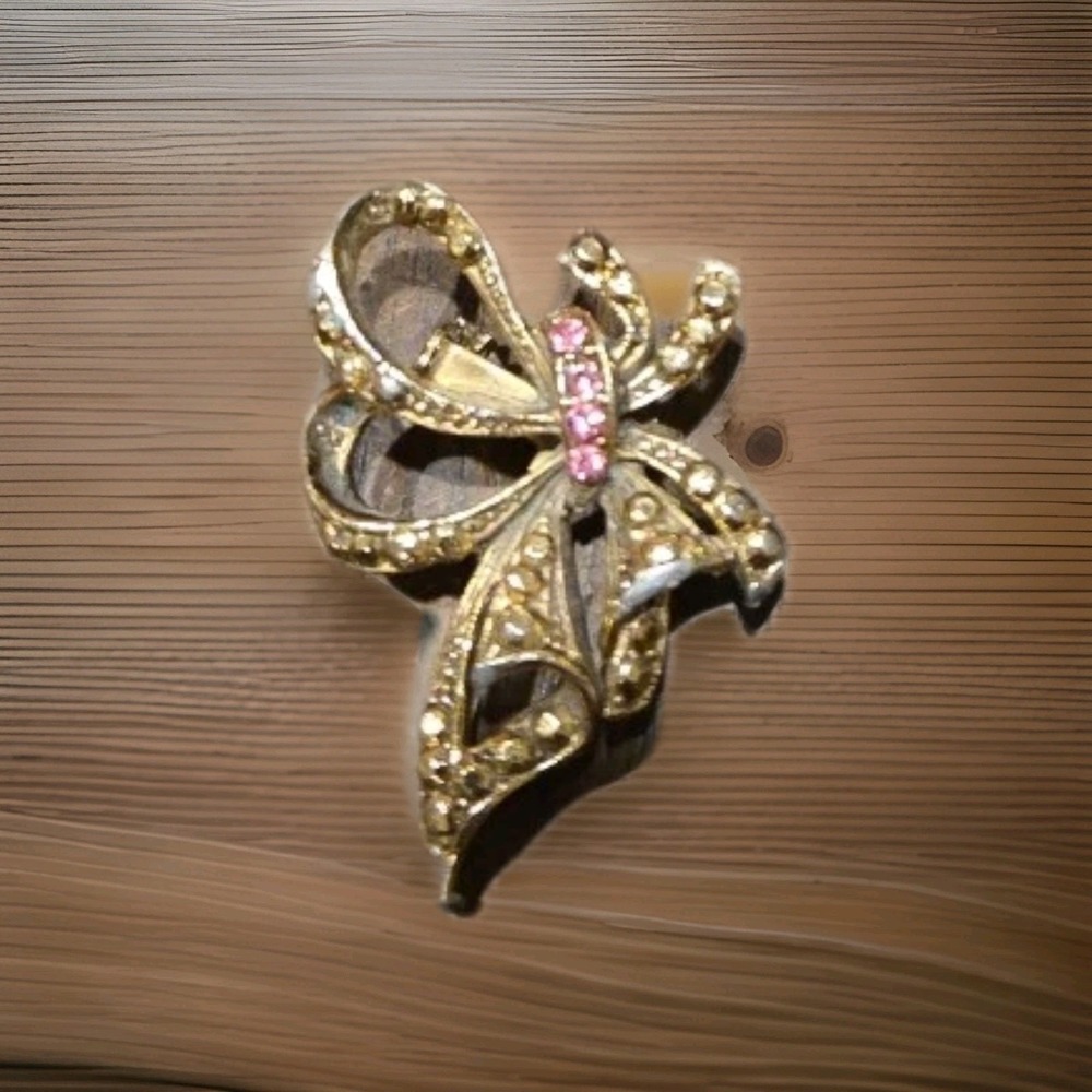 Vintage Gold Tone Rhinestone Ribbon Brooch Pin. Dazzling - excellent condition.